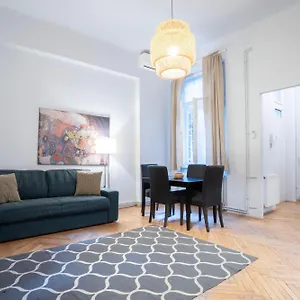 2-bedroom-apartment-close-to-opera-house.inbudapesthotels.com/